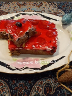 عکسی از دستور کیک یخچالی با روکش خامه و ژله