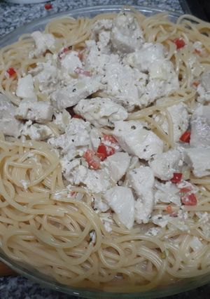 Una foto de Pollo a la crema con fideos