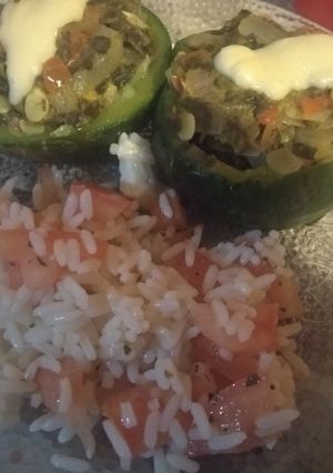 Una foto de Zapallitos relleno con arroz con tomate