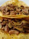 Tortilla de maíz con pavo, verduras y hoisin