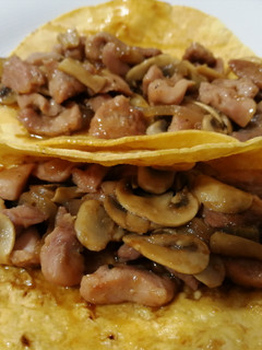 Una foto de Tortilla de maíz con pavo, verduras y hoisin