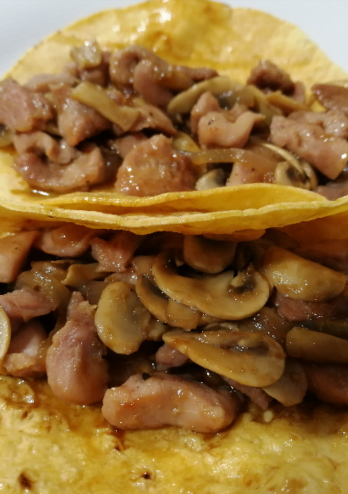 Una foto de Tortilla de maíz con pavo, verduras y hoisin