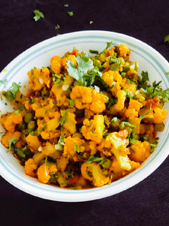 ફુલાવર વટાણા નું શાક (Cauliflower Vatana Shak Recipe In Gujarati) રેસીપી મુખ્ય ફોટો