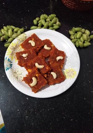 गाजर ची बर्फी रेसपी (Gajar barfi recipe in marathi) रेसिपी चे मुख्य फोटो 