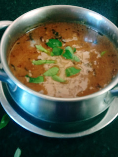 மிளகு, பூண்டு, சின்ன வெங்காய வத்த குழம்பு.(vathal kulambu recipe in tamil) செய்முறை முக்கிய புகைப்படம்