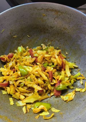 A picture of Carrot cabbage salad.