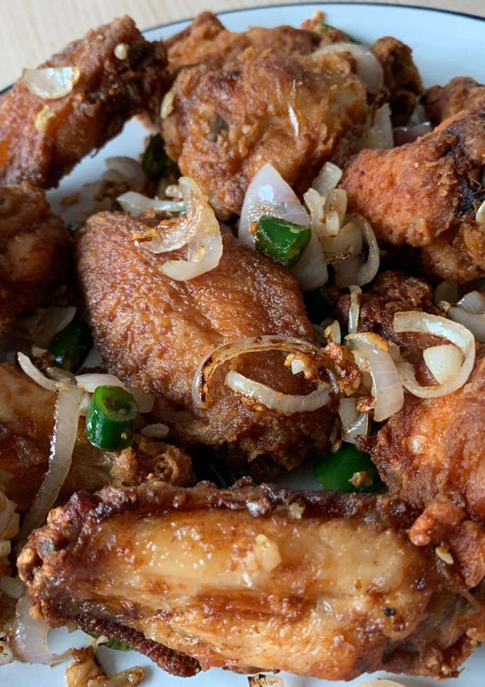 Foto resep Sayap ayam goreng dengan cabe bawang, hubby's favorite!