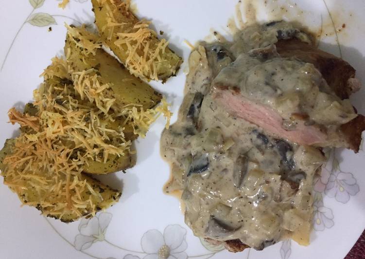 Sirloin Steak (Mushroom Sauce) & Potato Wedges