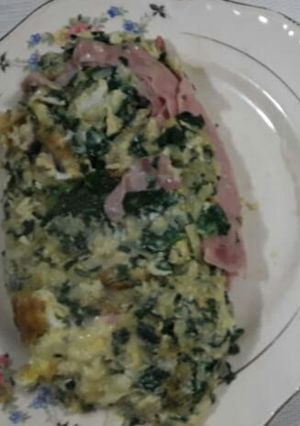 Una foto de Omelette con papa, jamón y espinaca