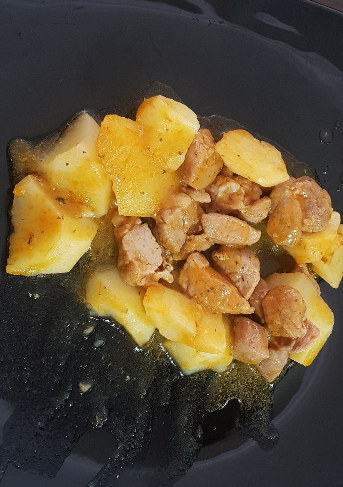 Una foto de Carne de cerdo con papas