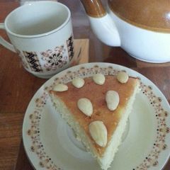 A picture of Revina (semolina cake).
