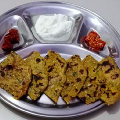 A picture of Thalipeeth.