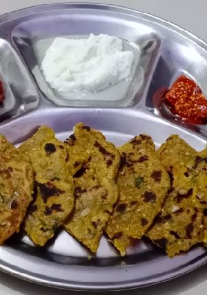 A picture of Thalipeeth.