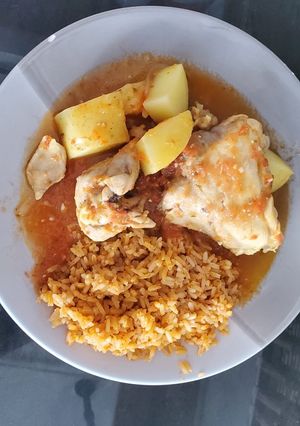 Una foto de Pollo con papas