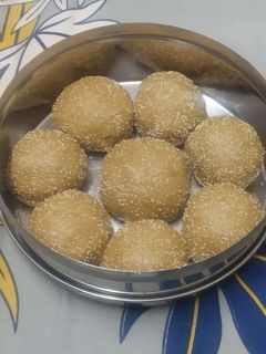 ગોળ ચૂરમા નાં લાડુ (Jaggery Churma Ladoo Recipe In Gujarati) રેસીપી મુખ્ય ફોટો
