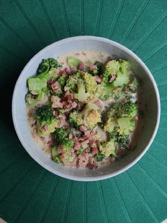 Una foto de Brócoli carbonara con jamón