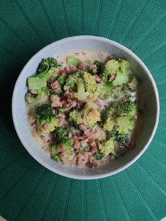 Una foto de Brócoli carbonara con jamón