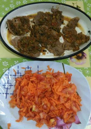 Una foto de Bifecitos al verdeo con ensalada