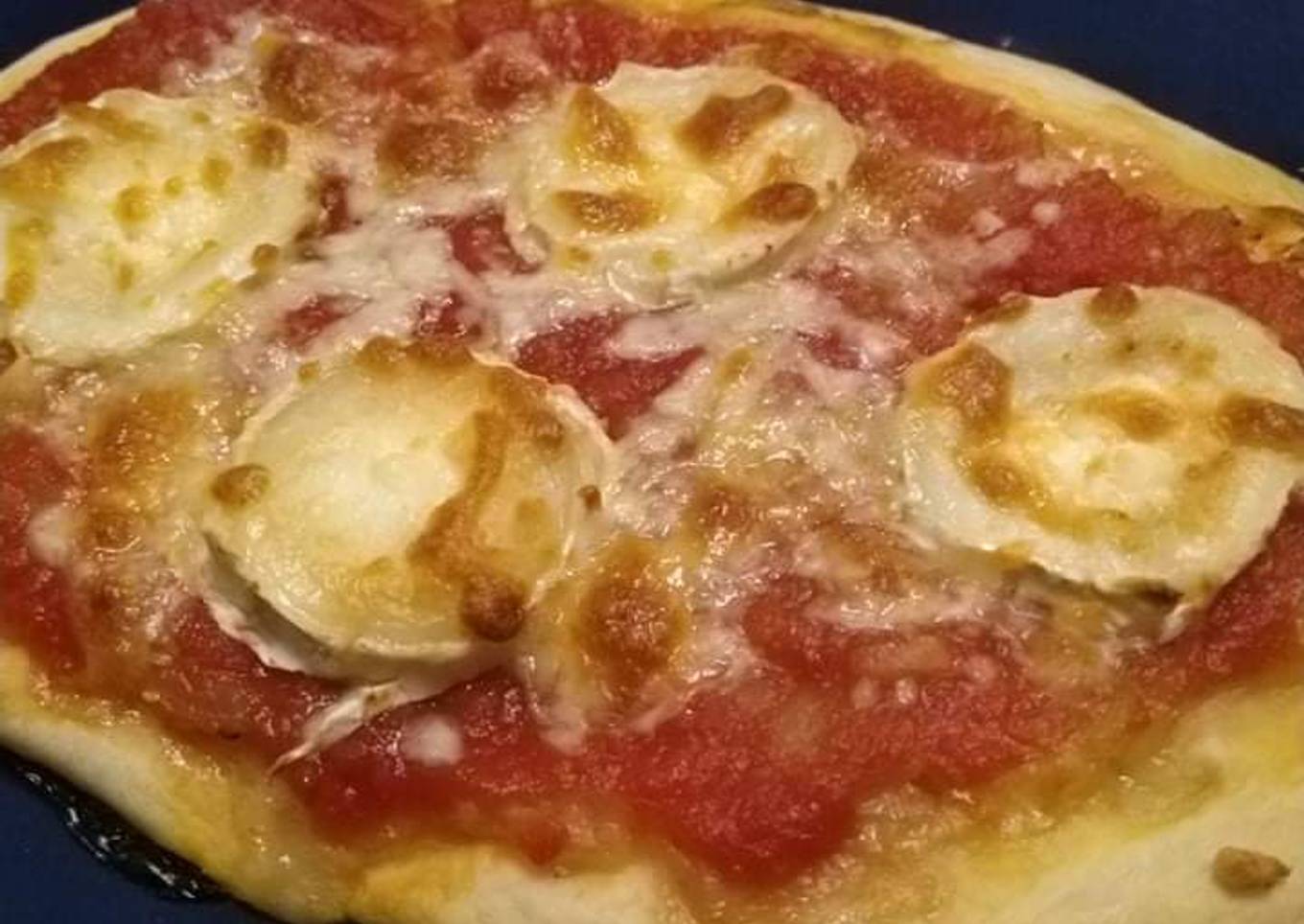 Pizza with onions, tomatoes and cheese