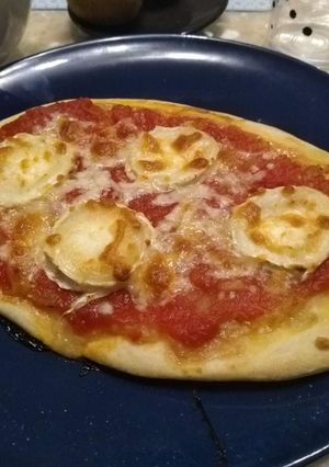 Une photo de Pizza oignon tomate et fromages