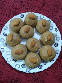 गोंद के लड्डू (Gond ke ladoo recipe in Hindi) रेसिपी मुख्य फोटो