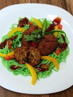 वेजीटेबल्स मैगी मसाला नूडल्स बॉल्स (vegetables maggi masala noodles balls recipe in Hindi) रेसिपी मुख्य फोटो
