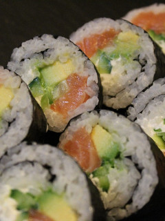 Una foto de Makis de salmón y aguacate