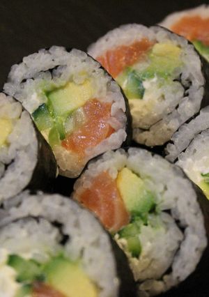 Una foto de Makis de salmón y aguacate