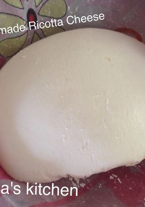 Hình của món Homemade Ricotta Cheese (cách làm pho mát tươi) .