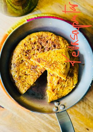 Una foto de Tortilla de patata y cebolla 🥔 🧅 🇪🇸 ⚽️ 🏴