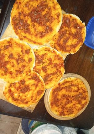 Una foto de Pizza casera, mmm de 1 kg de harina salen 6 finitas. Riquísimas!!