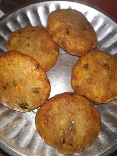 कच्चे केले की टिक्की वड़ा (Kachhe kele ki tikki vada recipe in Hindi) रेसिपी मुख्य फोटो
