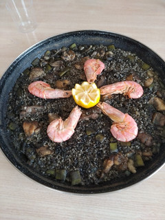 Una foto de Paella mixta de arroz negro