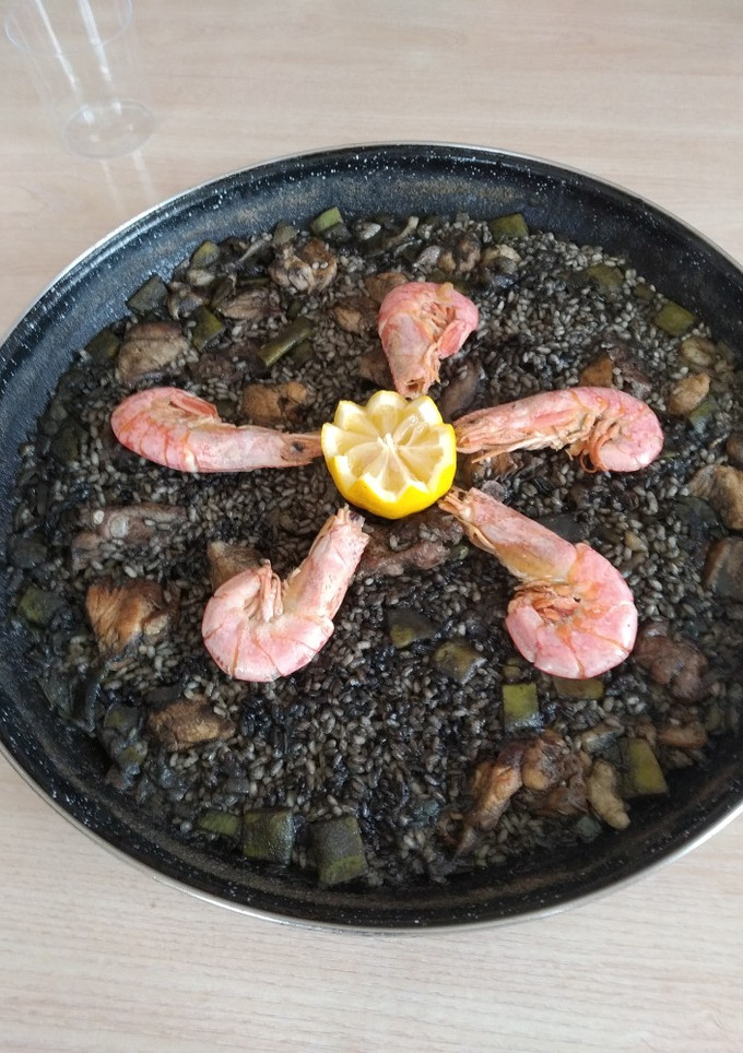 Una foto de Paella mixta de arroz negro