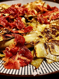 Una foto de Flores de alcachofas con crujiente de jamón ibérico
