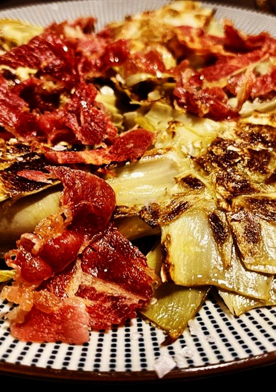 Una foto de Flores de alcachofas con crujiente de jamón ibérico