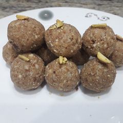 A picture of Dry fruits oats balls.