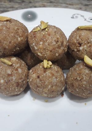 A picture of Dry fruits oats balls.