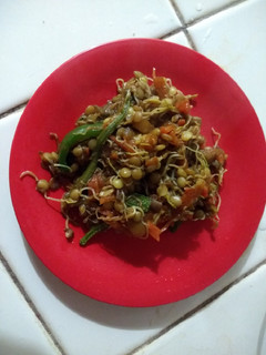 Una foto de Chop suey de germen de lentejas