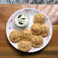 A picture of Masala Rava Idli.