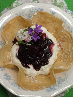 Una foto de Crêpes con crema de cerezas