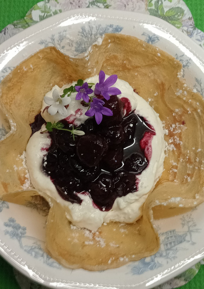 Una foto de Crêpes con crema de cerezas