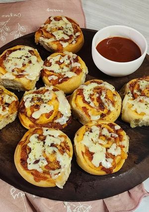 Una foto de 🍕🥓 Pizza rolls 🍥 de panceta y muzzarella 🥓🍕 con salsa picante