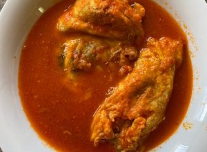 Una foto de Chiles capeados en salsa roja (A mi estilo)