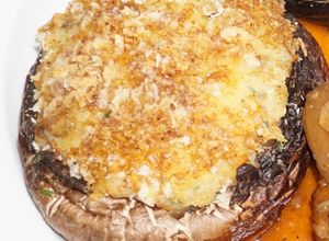 Una foto de Callampas portobello rellenas con puré de papa rústico al ajillo