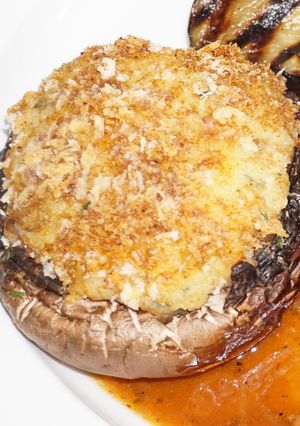 Una foto de Callampas portobello rellenas con puré de papa rústico al ajillo