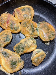 Una foto de Rollitos de acelga y queso capeados