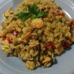 A picture of Arroz con camarones y mejillones.