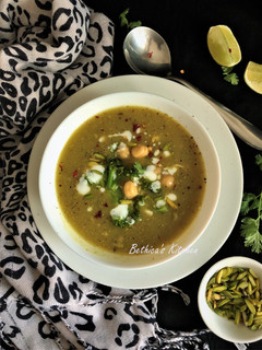 A picture of Broccoli & Chickpea Soup.