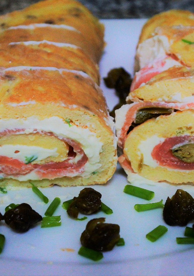 Una foto de Rollo de salmón con alcaparras fritas